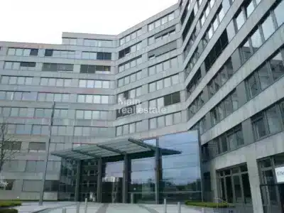 Moderne Ausstattung und beste Anbindung, 60528 Frankfurt, Bürofläche